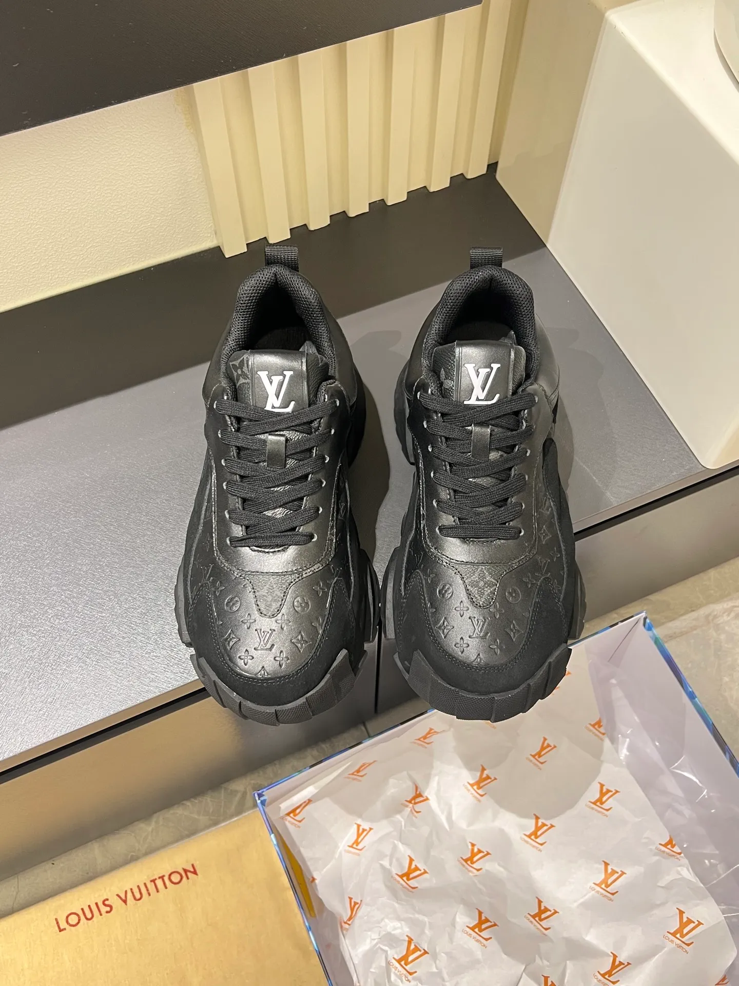 p600 "LOUI* VUITTO*" popular men's casual shoes, genuine development in Italy 💯Purchasing level quality ✔️The upper is made of first-layer cowhide, comfortable and soft sheepskin feet ⚡️ Fashionable and versatile, the toe last shape is firm and full, the soles are made from original LV molds and can be freely entered and exited the counter. Light and comfortable on the feet~Purely handmade, details determine quality! Size:39-44!